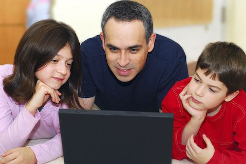 dad-teaching-kids-internet-safety-itport-04