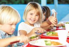 کودک در حال غذا خوردن