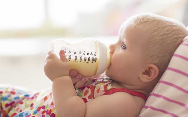 شیر خوردن نوزاد از شیشه