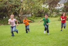 کودکان دبستانی در حال بازی