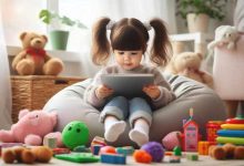 کودک در حال کار با اینترنت