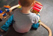 کودک اوتیسم در حال بازی