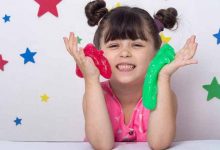 کودک در حال بازی با اسلایم