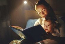 در حال خواندن قصه شب