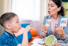 در حال آموزش تکلم به کودک