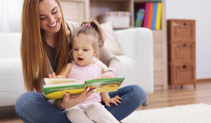 در حال خواندن کتاب برای کودک