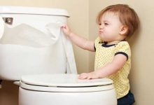 کودک در توالت