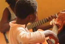 کودک در حال یادگیری موسیقی