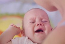 گریه موقع شیرخوردن