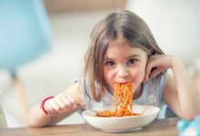 کودک در حال غذا خوردن