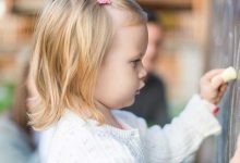 کودک چپ دست در حال نقاشی