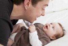 در حال صحبت با نوزاد