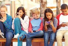 نوجوانان در حال کار با گوشی