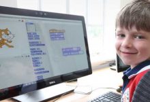 کودک در حال یادگیری برنامه نویسی