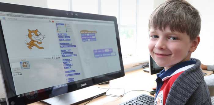 کودک در حال یادگیری برنامه نویسی