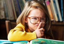 کودک در حال خواندن