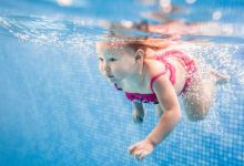 کودک در حال یادگیری شنا