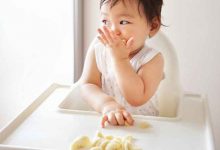 کودک یک ساله در حال خوردن