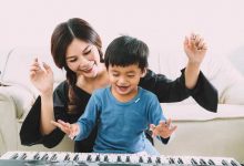 در حال اموزش پیانو به کودک