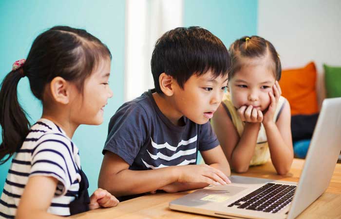 کودکان در حال یادگیری کامپیوتر