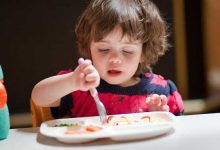 کودک در حال غذا خوردن