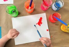 کودک در حال نقاشی کردن