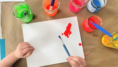 کودک در حال نقاشی کردن