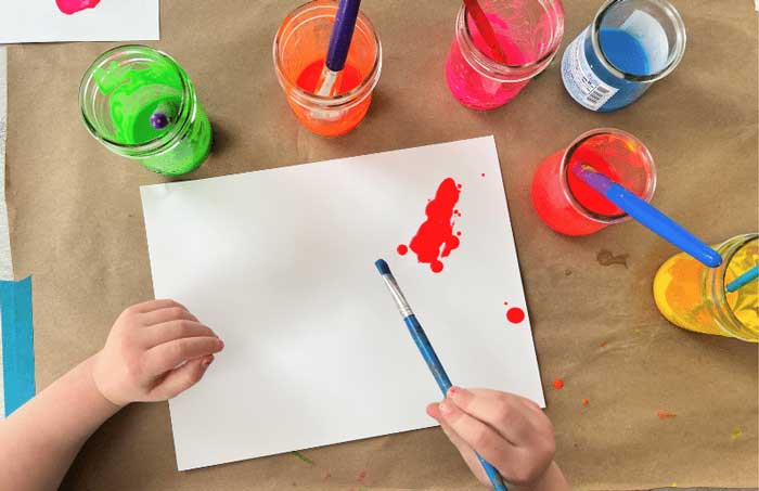 کودک در حال نقاشی کردن
