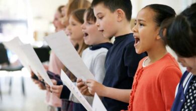کودکان در حال یادگیری آواز
