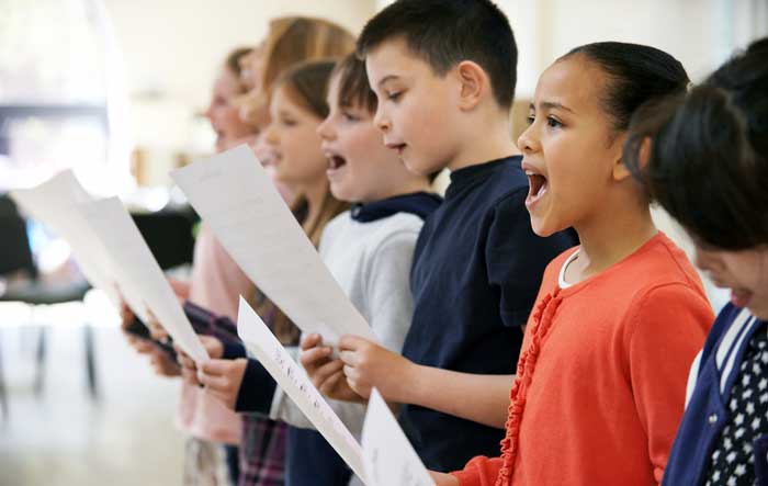 کودکان در حال یادگیری آواز
