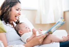 در حال خواندن کتاب برای نوزاد