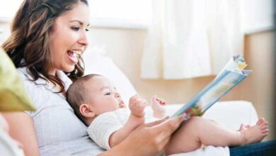 در حال خواندن کتاب برای نوزاد