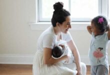 در حال صحبت با کودک