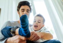 کودک در حال یادگیری مهارت