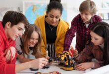کودکان در حال یادگیری رباتیک