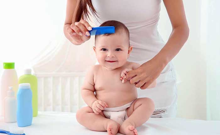 در حال شانه کردن موی کودک