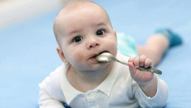 کودک در حال خوردن کتوتیفن