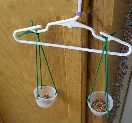 کاردستی ترازوی دوکفهای با چوب لباسی