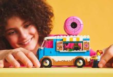 دختر 11 ساله در حال بازی با اسباب بازی