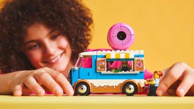 دختر 11 ساله در حال بازی با اسباب بازی