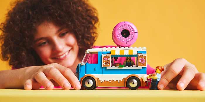 اسباب بازی دختر 11 ساله در حال بازی با اسباب بازی