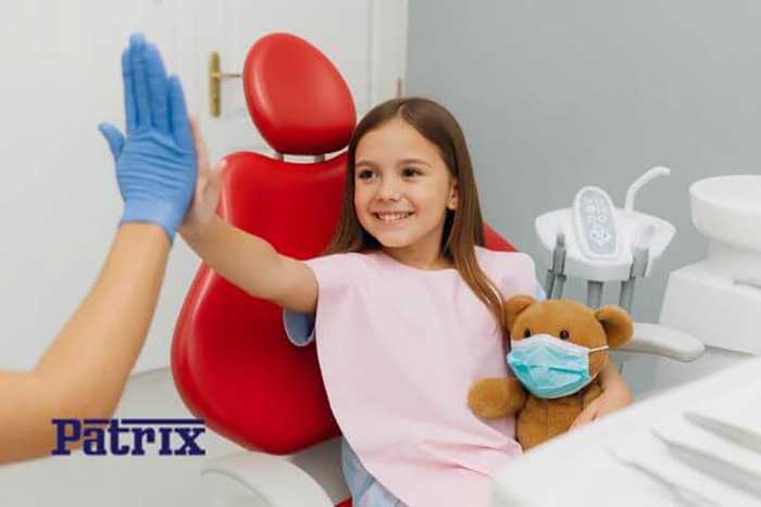 معاینه دندان دختر کوچولو