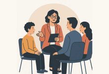 مشاور در حال صحبت با کودکان