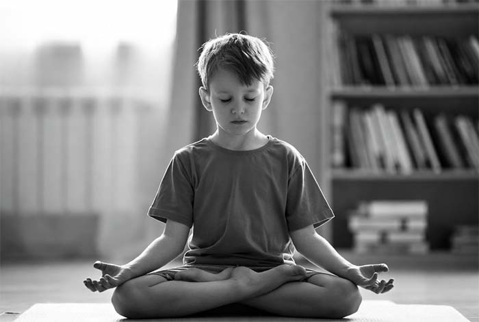 کودک در حال انجام یوگا