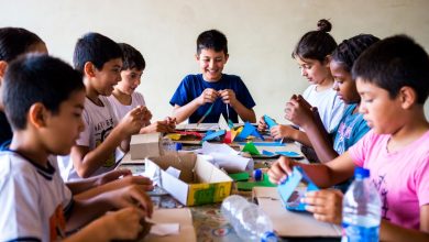 کودکان در حال ساخت کاردستی با بطری نوشابه و کاغذ رنگی/کارتون
